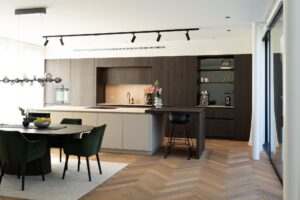 offene kueche designkueche-insel-dunkle-eiche-greige-essbereich