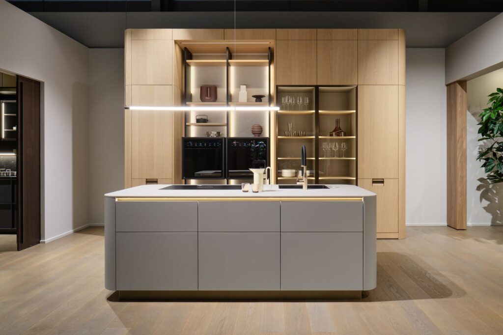 LEICHT Kuechen Neuheiten 2026 leicht-rundwange-inselkueche-showroom-echtholz