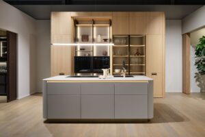 LEICHT Kuechen Neuheiten 2026 leicht-rundwange-inselkueche-showroom-echtholz