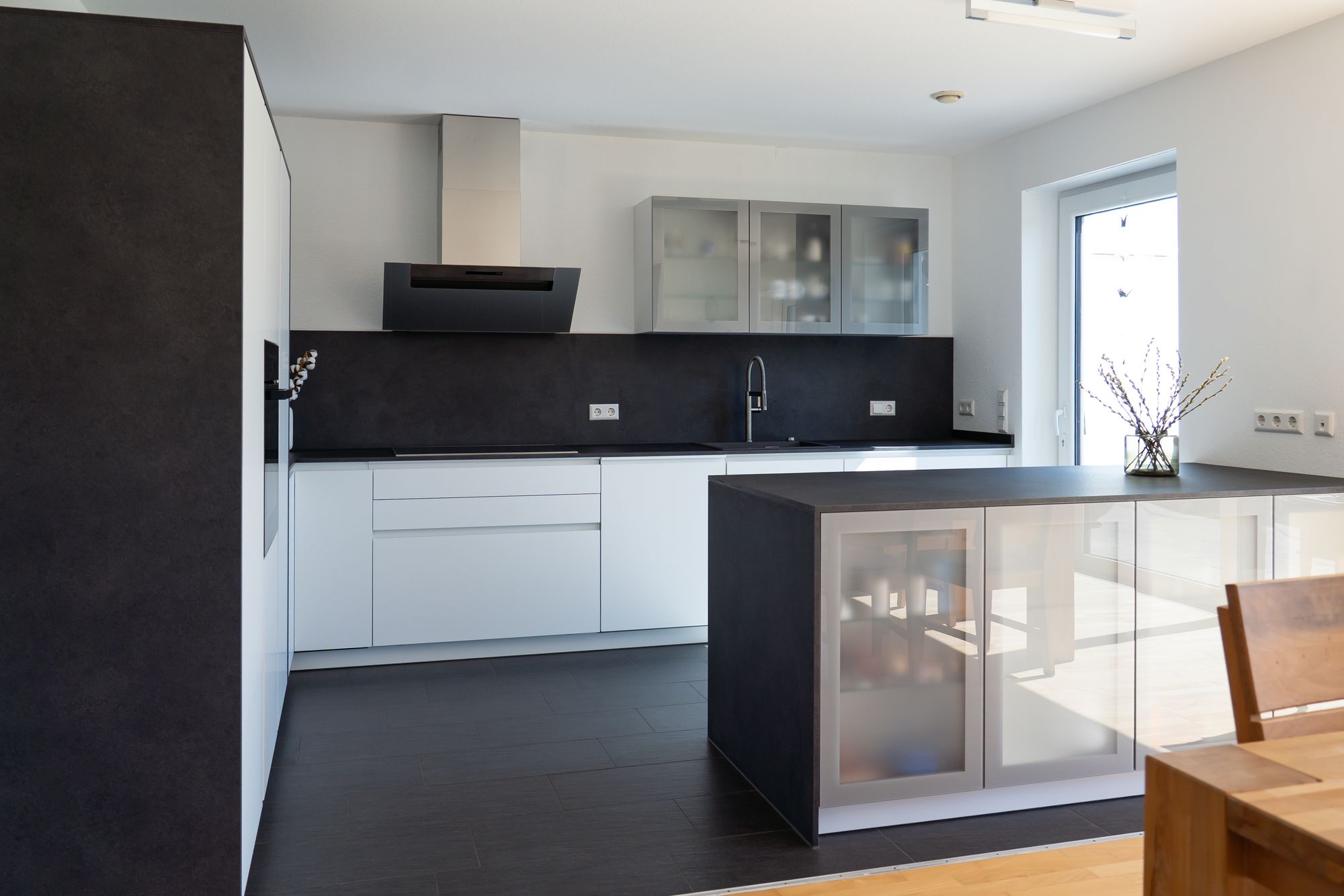 moderne-kueche-l-form-weiss-anthrazit-theke-glasvitrinen