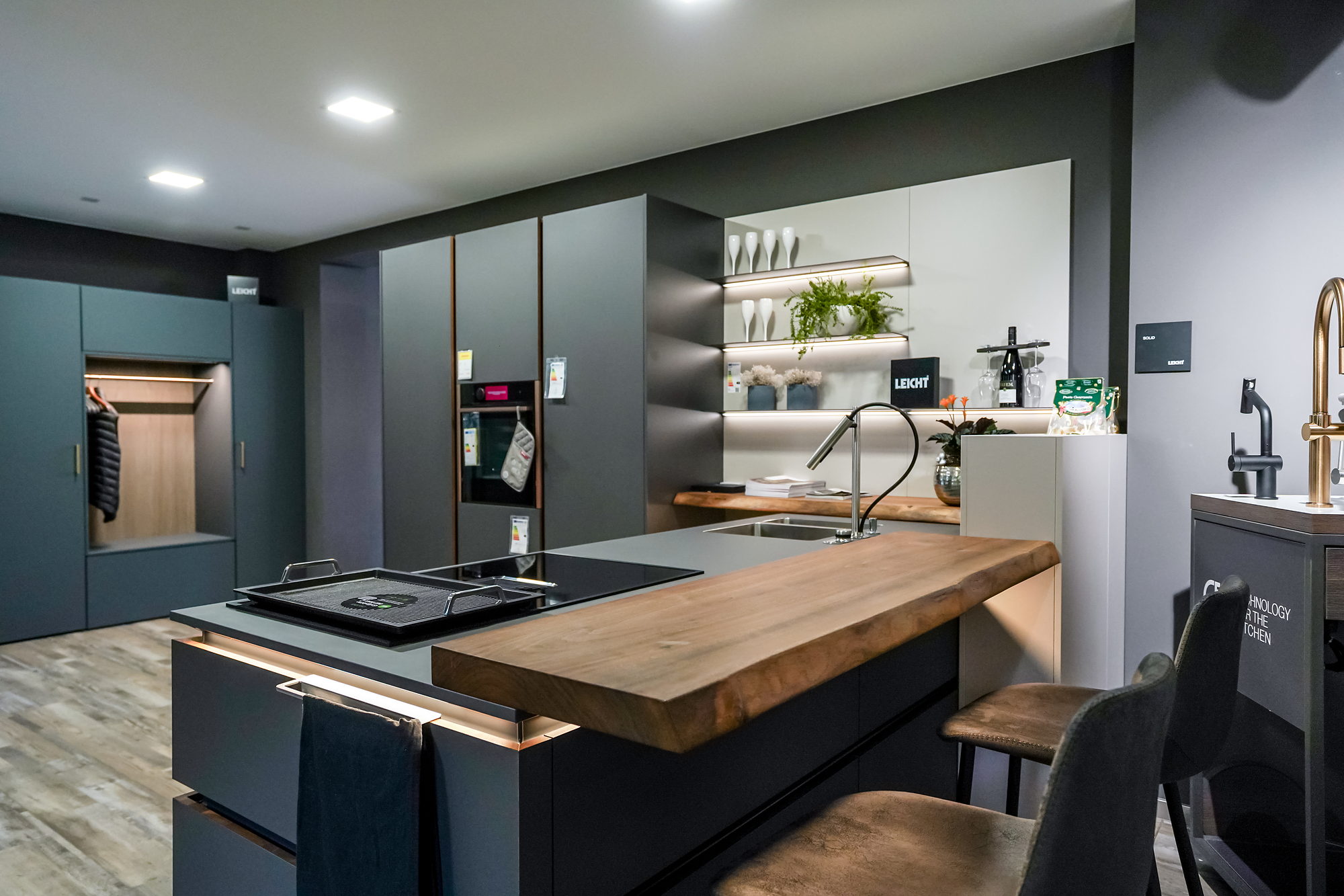 nopper-interior-kuechenstudio-ettlingen-kochinsel-holztresen-01