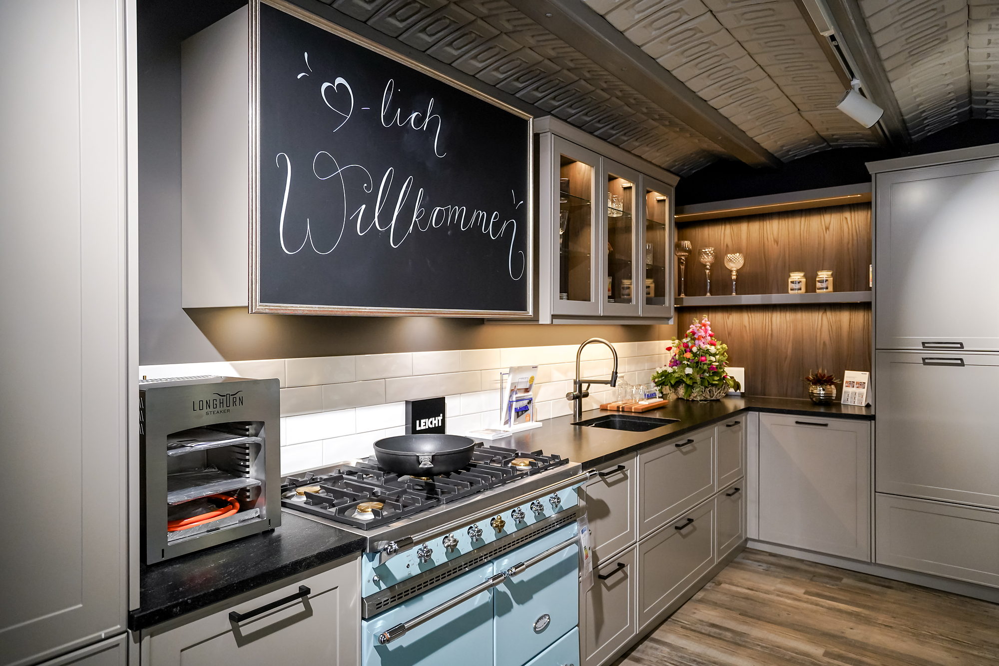 nopper-interior-kuechenstudio-ettlingen-landhauskueche-herd-dunstabzug-01