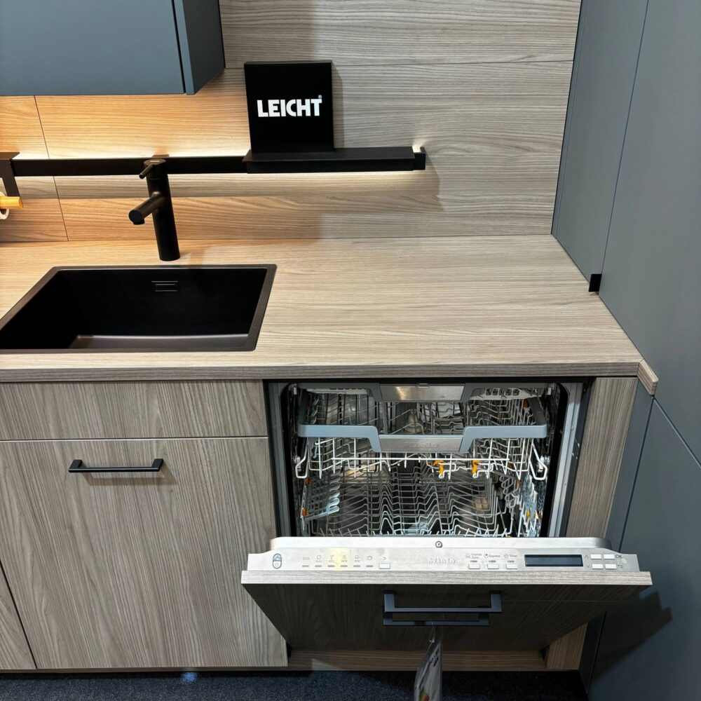 Leicht Synthia olmo grigio/ F45 borealgrün Grüne L- Küche in Kombination mit Holznachbildung