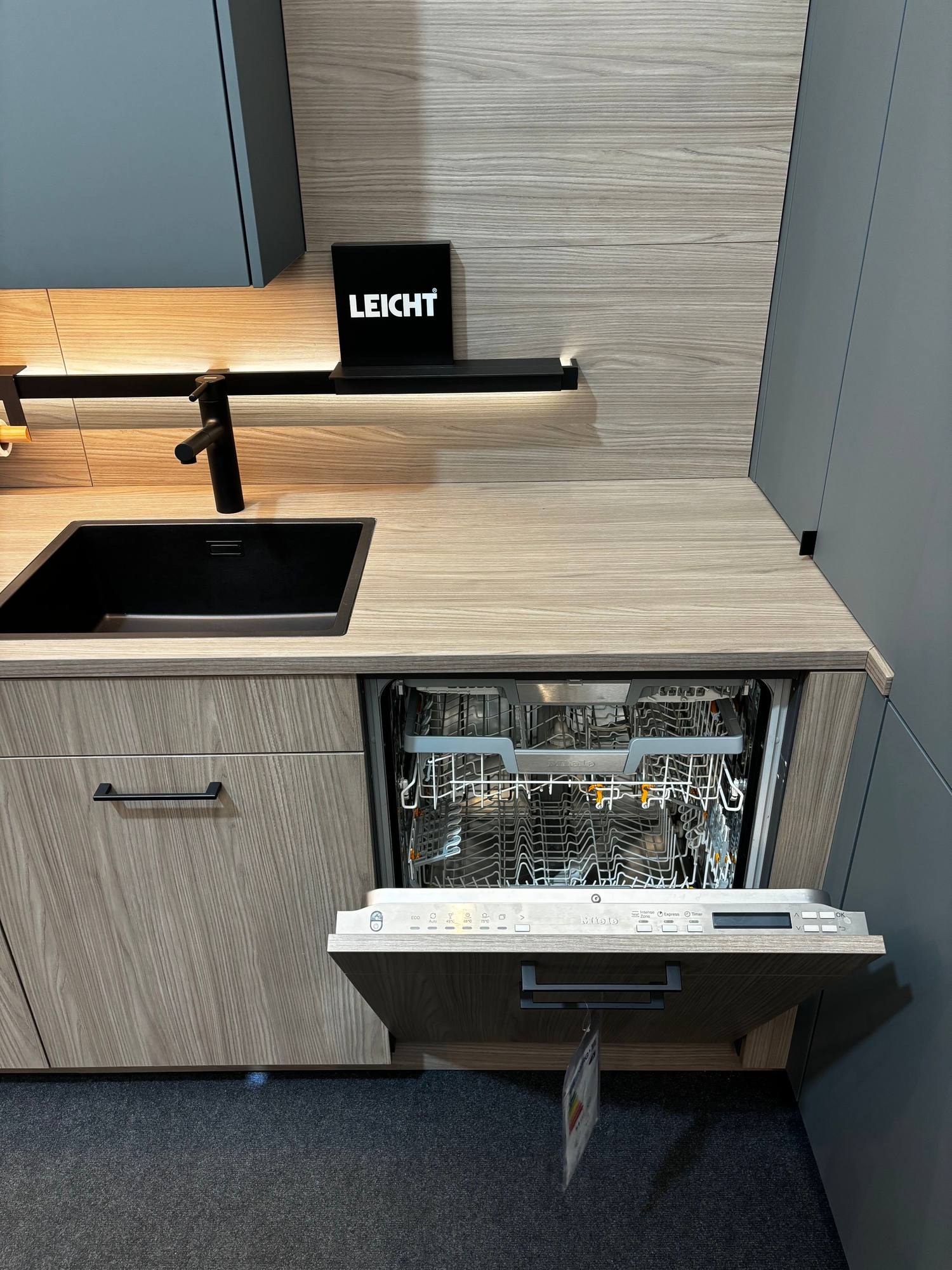 Leicht Synthia olmo grigio/ F45 borealgrün Grüne L- Küche in Kombination mit Holznachbildung