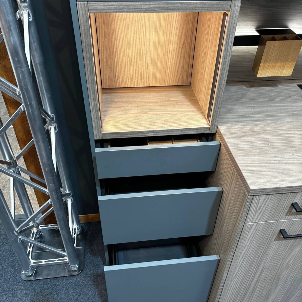 Leicht Synthia olmo grigio/ F45 borealgrün Grüne L- Küche in Kombination mit Holznachbildung