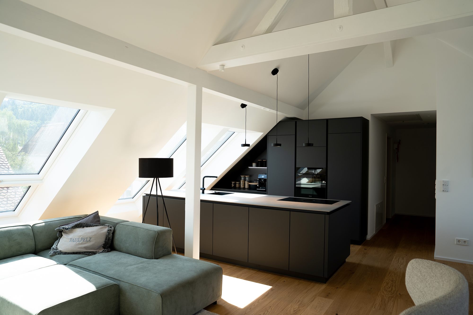 nopper-referenzkueche-freiburg-moderne-inselkueche-schwarz-matt-01