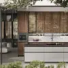 LEICHT Inselküche mit gebürsteten Aluminiumfronten und Nussbaumzeile